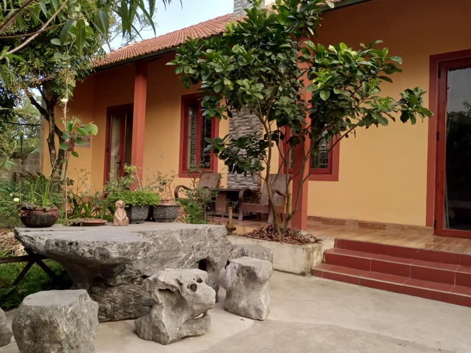 nhà sàn gỗ sến, trò 110m2( 6 phòng ngủ), 2 nhà cấp 4 ngói hạ long ( 25m2 / nhà), bếp, kho, sân vườn