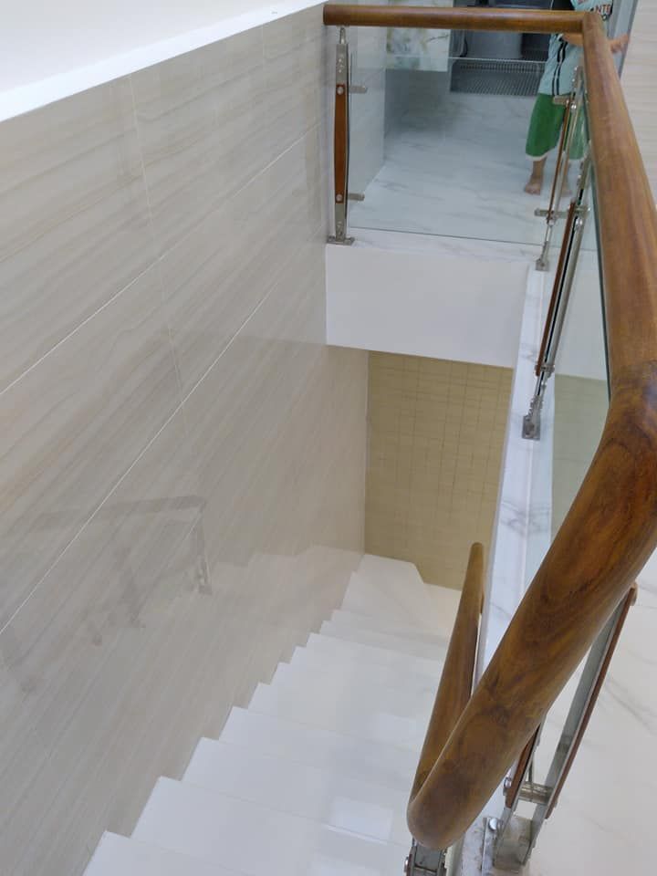 Một trệt một lầu gần chợ Sao Mai. Ngang 5m dài 18m. Nhà thiết kế mới đẹp.