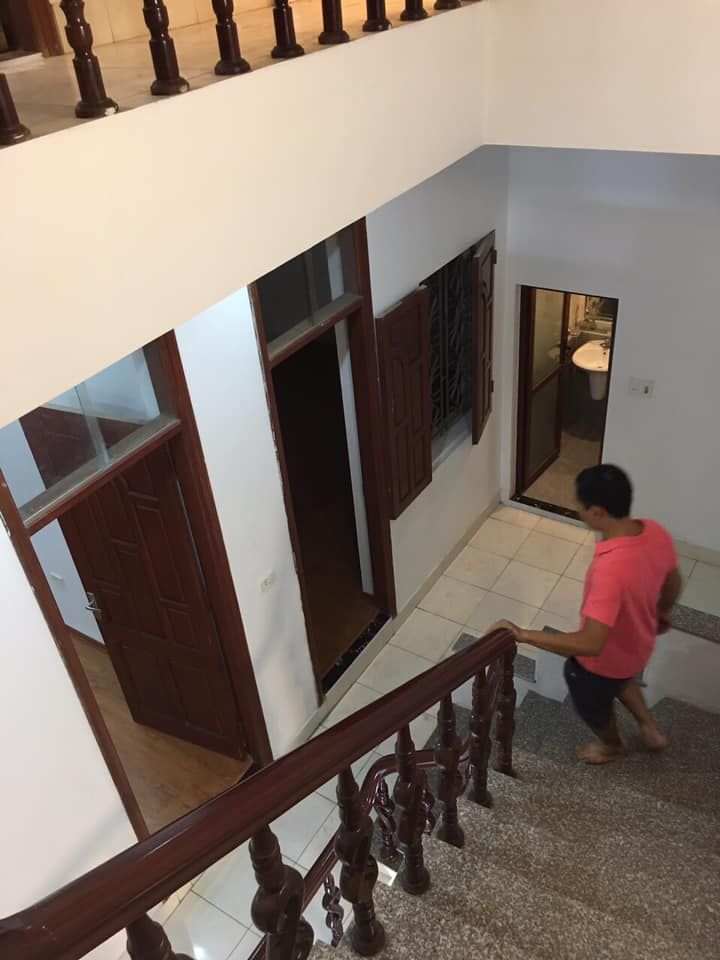 Cho thuê cả nhà hoặc từng tầng khép kín. Dt:86m/1 tầng,2pn,1vs. ngõ 640 nguyễn văn cừ
