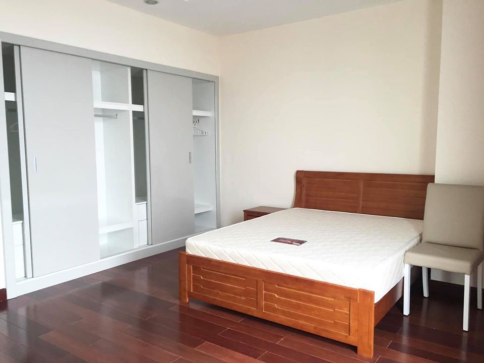 Chính chủ cho thuê căn góc r5 royal city. Đủ đồ. 3 ngủ 2 vệ sinh.các phòng đều có cửa sổ. 133m