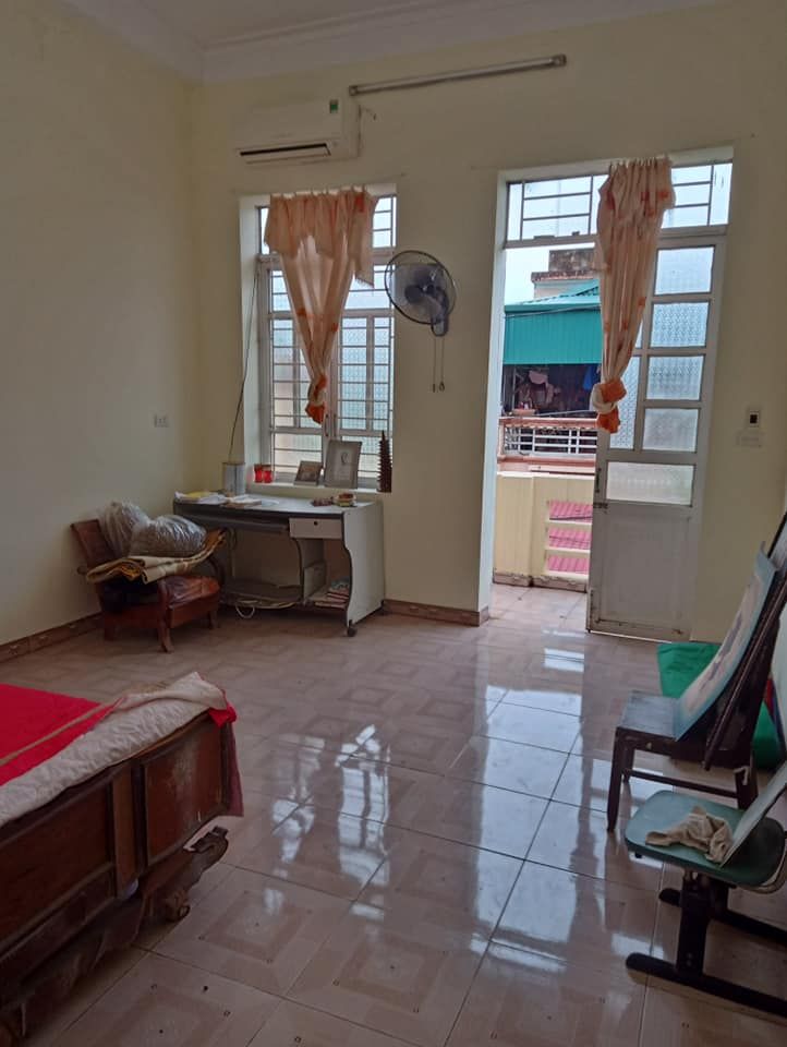Nhà hướng Tây bắc 4 x 17,75= 71m gồm: 1 p.khách, 2 .ngủ, 2 vệ sinh + Ngõ xe 4 chỗ vào.