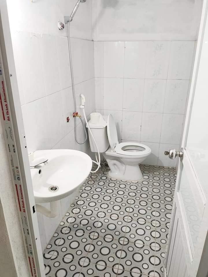 Còn trống 01 phòng. Diện tích 21m2.phòng có điều hòa. Số nhà 23 ngõ 1 đường lạc Long Quân phường KQ