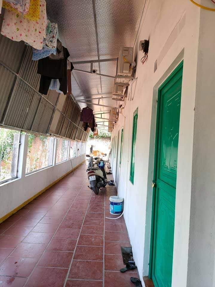 Còn trống 01 phòng. Diện tích 21m2.phòng có điều hòa. Số nhà 23 ngõ 1 đường lạc Long Quân phường KQ