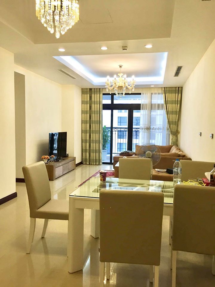 Chính chủ cho thuê căn góc r5 royal city. Đủ đồ. 3 ngủ 2 vệ sinh.các phòng đều có cửa sổ. 133m