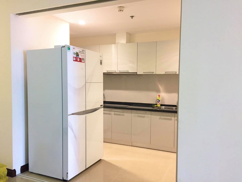 Chính chủ cho thuê căn góc r5 royal city. Đủ đồ. 3 ngủ 2 vệ sinh.các phòng đều có cửa sổ. 133m
