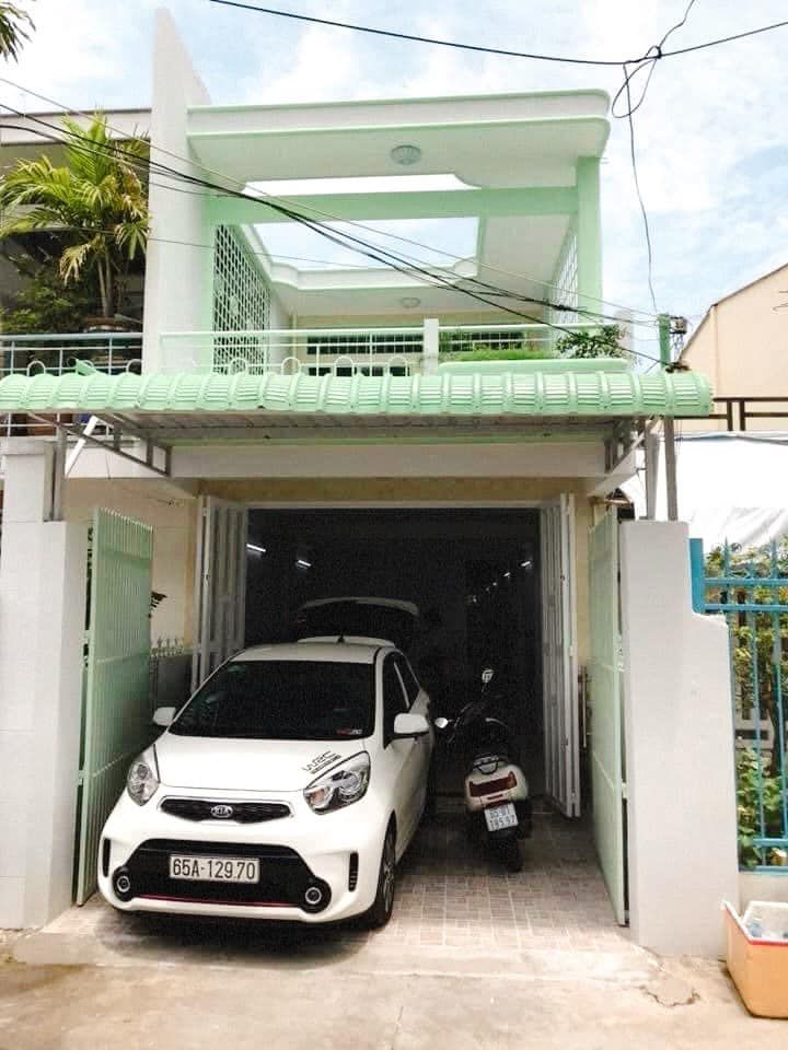 CHO THUÊ NHÀ 1 TRỆT, 1 LẦU RẤT RỘNG ĐẬU XE HƠI TRONG NHÀ (4 PHÒNG NGỦ) HẺM 86 CÁCH MẠNG THÁNG 8