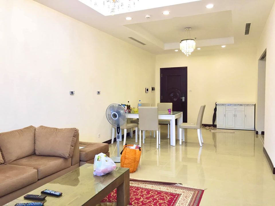 Chính chủ cho thuê căn góc r5 royal city. Đủ đồ. 3 ngủ 2 vệ sinh.các phòng đều có cửa sổ. 133m