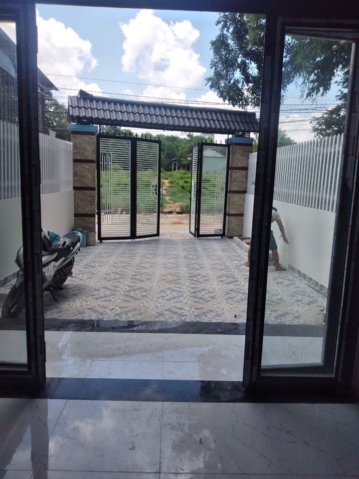 Cần bán nhà lầu trệt sân xe hơi dt 5.25×28 m2 nằm trung tâm tpk tân uyên bình dương