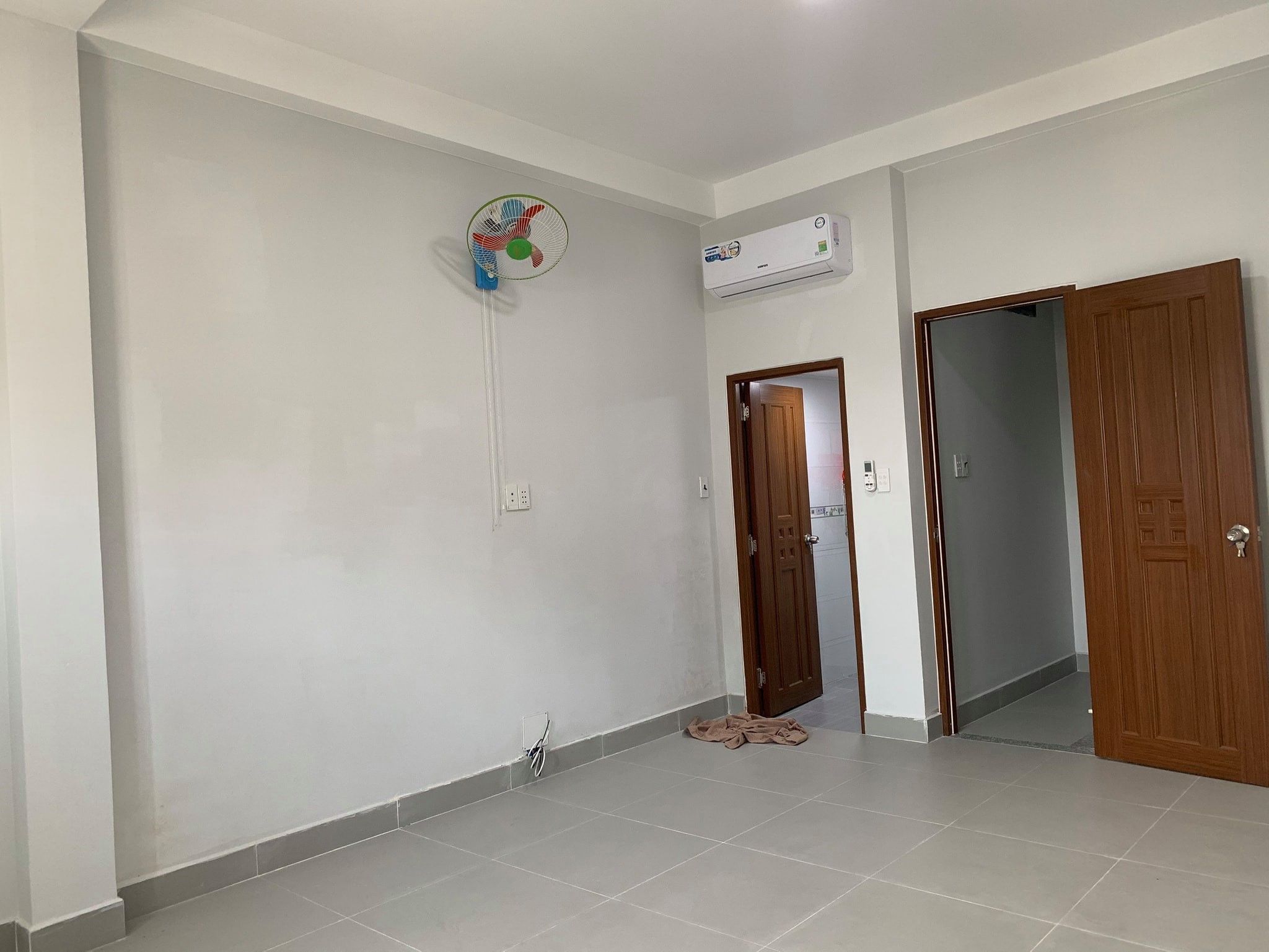 Cho thuê nhà mới hẻm nguyễn thị thập nội thất cơ bản máy lạnh , máy nước nóng , bếp