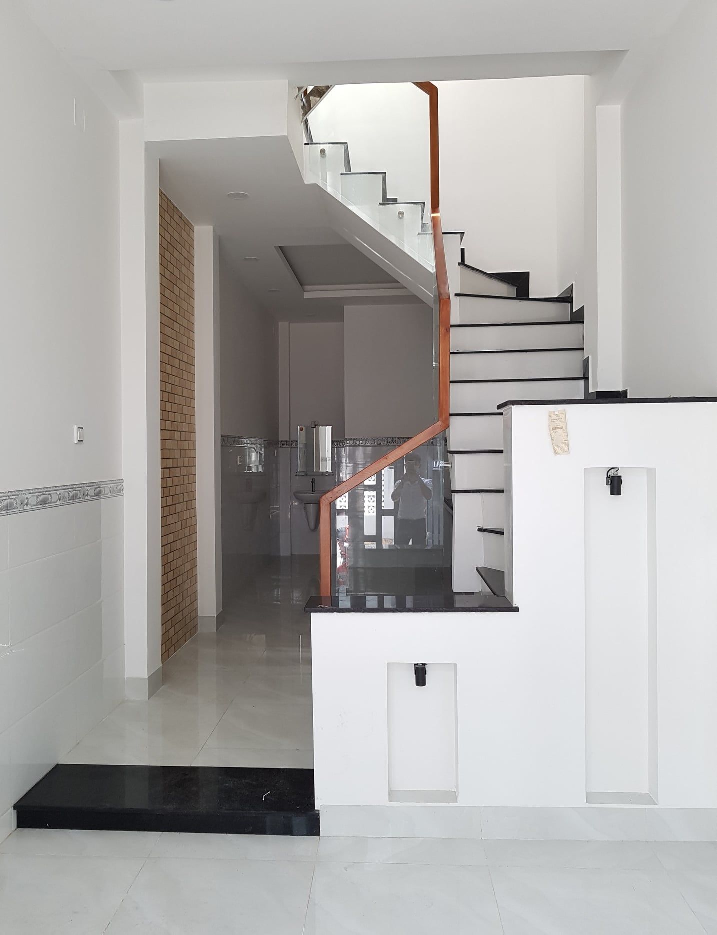 Nhà sạch sẽ mới xây , khu vực an ninh bao gồm 1 trệt 1 lầu 2 phòng ngủ 2 toilet đường 7 linh trung