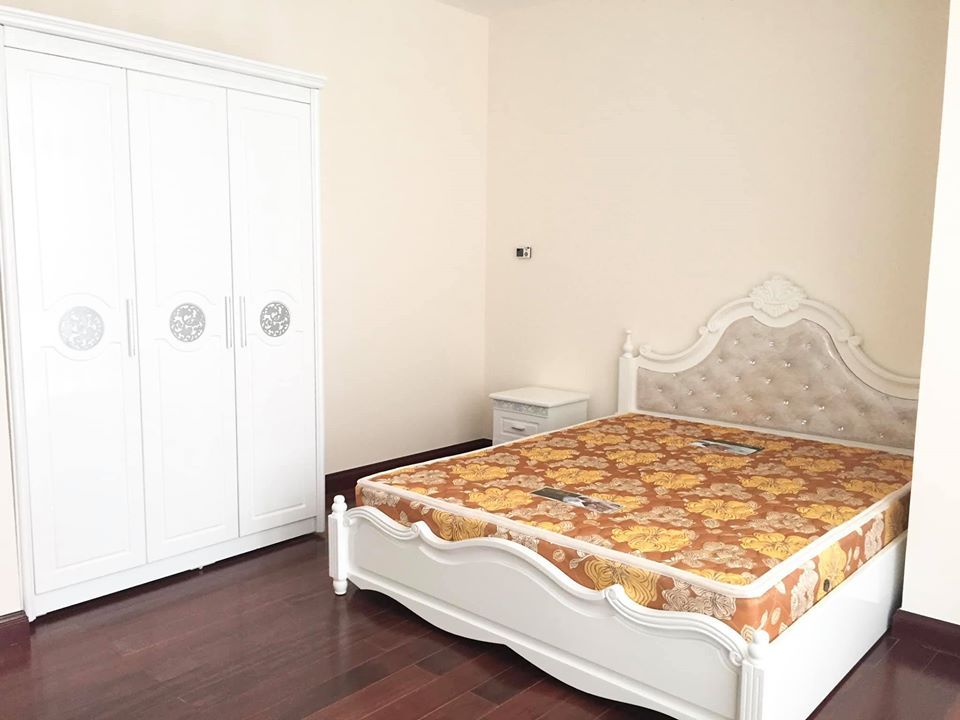 Chính chủ cho thuê căn góc r5 royal city. Đủ đồ. 3 ngủ 2 vệ sinh.các phòng đều có cửa sổ. 133m