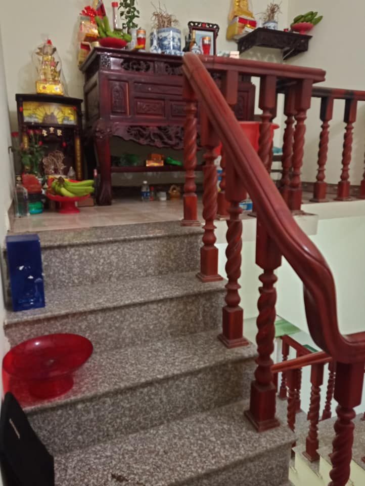 Nhà hướng Tây bắc 4 x 17,75= 71m gồm: 1 p.khách, 2 .ngủ, 2 vệ sinh + Ngõ xe 4 chỗ vào.