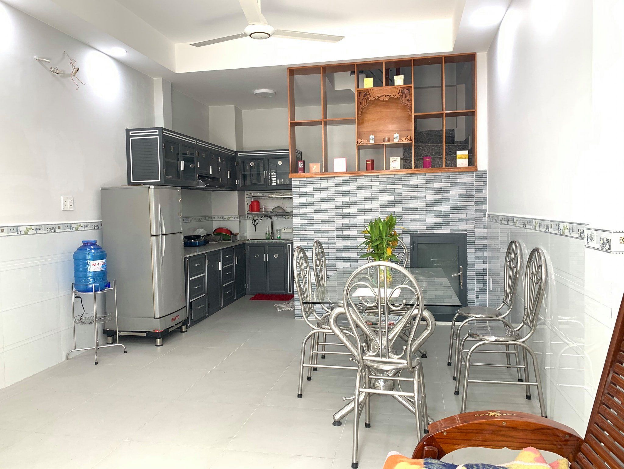 Cho thuê nhà mới hẻm nguyễn thị thập nội thất cơ bản máy lạnh , máy nước nóng , bếp