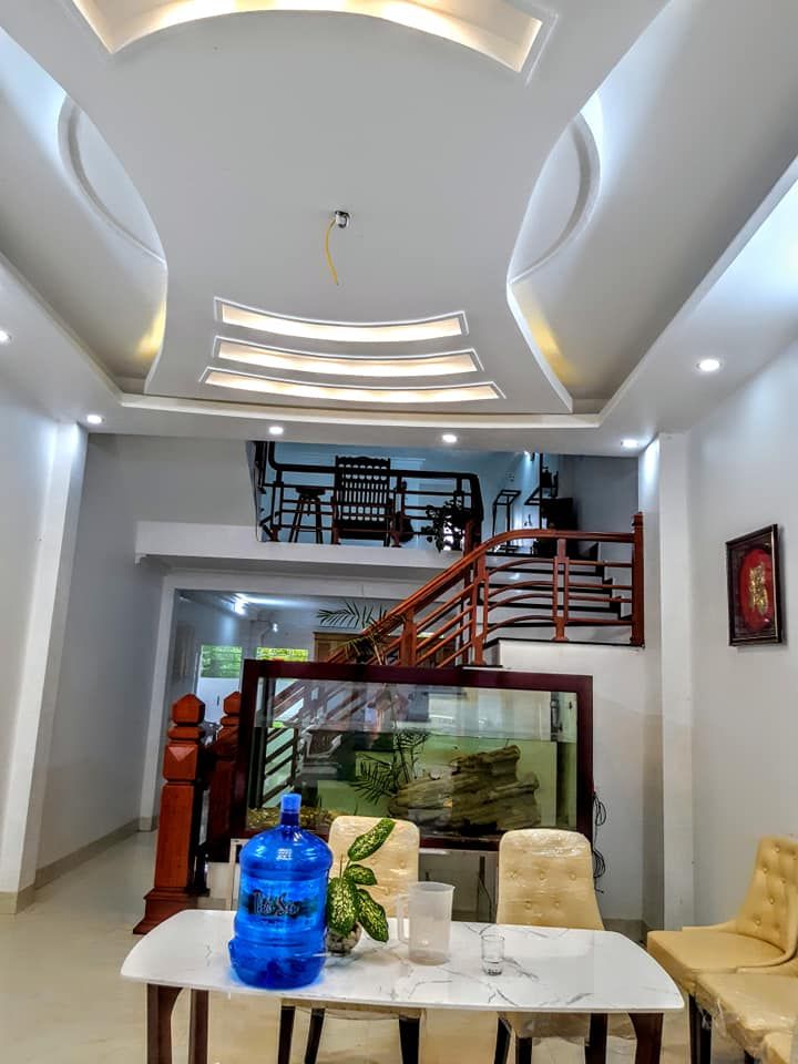 BÁN NHÀ VỊ TRÍ NGAY TRUNG TÂM. ĐI ĐƯỜNG PHAI VỆ VÀO MỘT ĐOẠN. GẦN TRƯỜNG DÂN TỘC NỘI TRÚ. 80M2