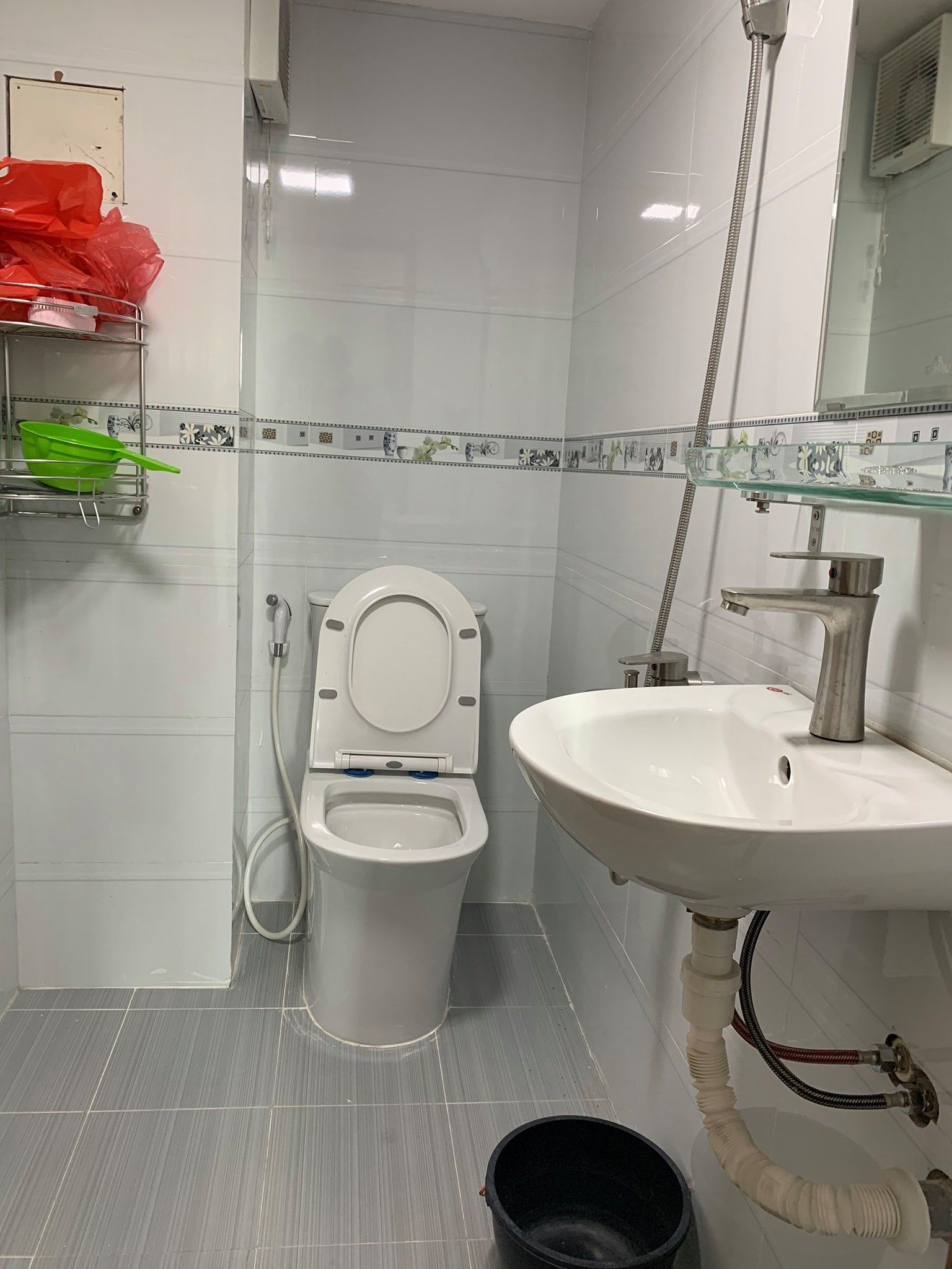Cho thuê nhà mới hẻm nguyễn thị thập nội thất cơ bản máy lạnh , máy nước nóng , bếp