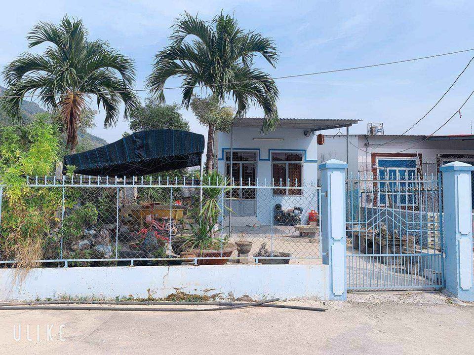 Bán nhà cấp 4 có sân vườn trước siêu dễ thương, 2 pn, 1pk, cách đại lộ Nguyễn Tất Thành 50 mét