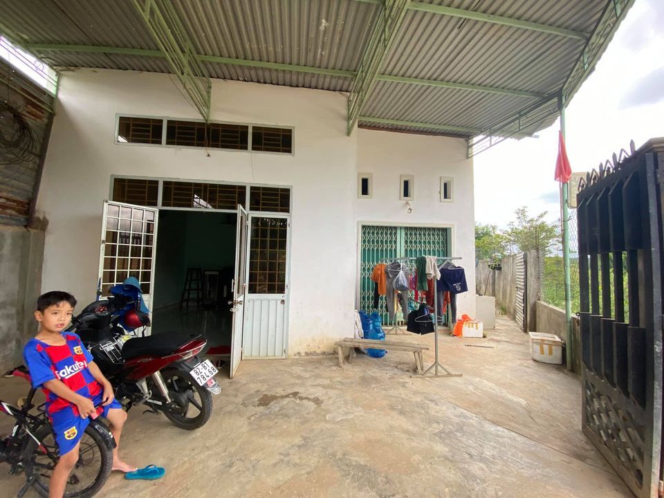 Bán nhà Thôn 6 - Đắk Cấm - Cách cổng chào 100m - đường rộng 10m betong 5m. Nhà ngay gần đường đôi.