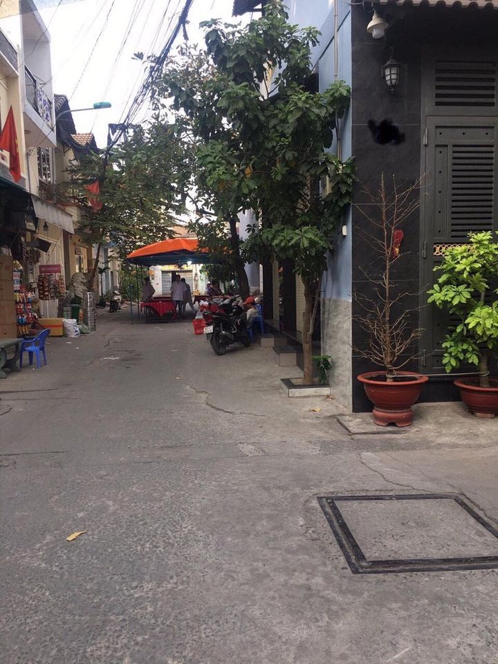 Vợ Chồng tôi chuyển nhà nên bán gấp căn nhà 1 trệt 1 lầu ngay chợ Cầu , đường Nguyễn Văn Quá.