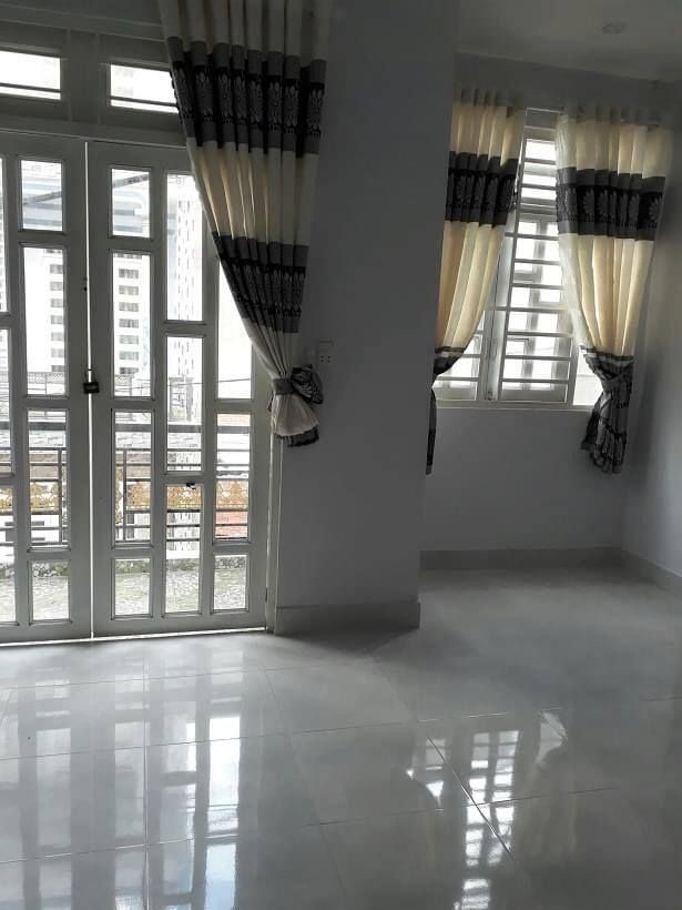 Vợ Chồng tôi chuyển nhà nên bán gấp căn nhà 1 trệt 1 lầu ngay chợ Cầu , đường Nguyễn Văn Quá.