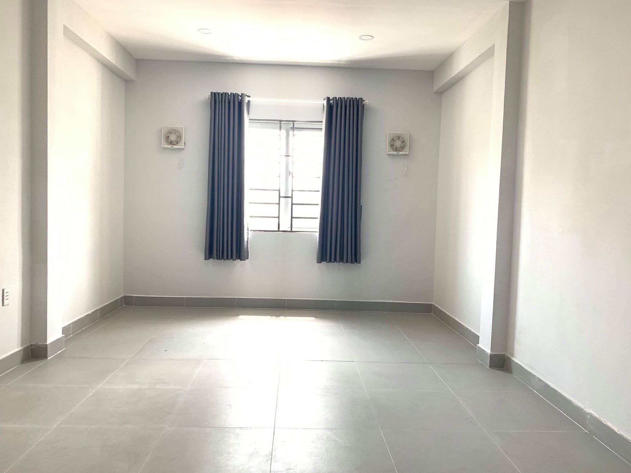 Cho thuê nhà mới hẻm nguyễn thị thập nội thất cơ bản máy lạnh , máy nước nóng. Q7