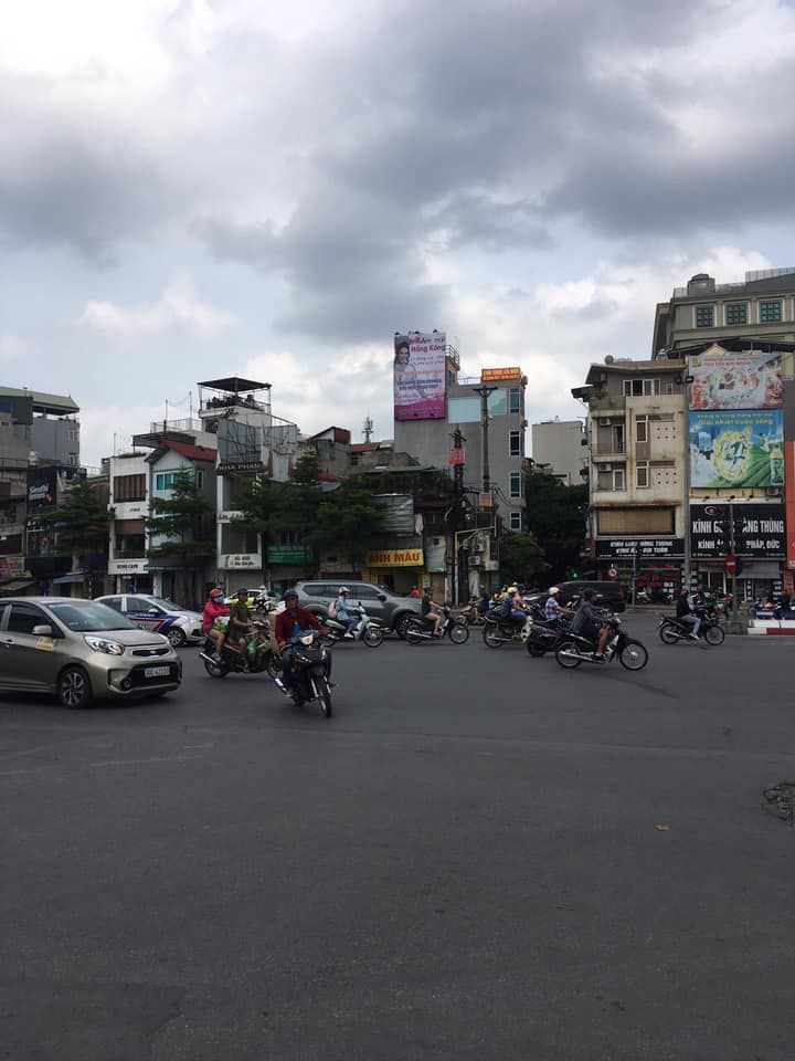 Hiện tại mình đang có căn nhà tại 368 đê la thành ngay cạnh ngã 5 ô chợ dừa cần tìm người cho thuê.