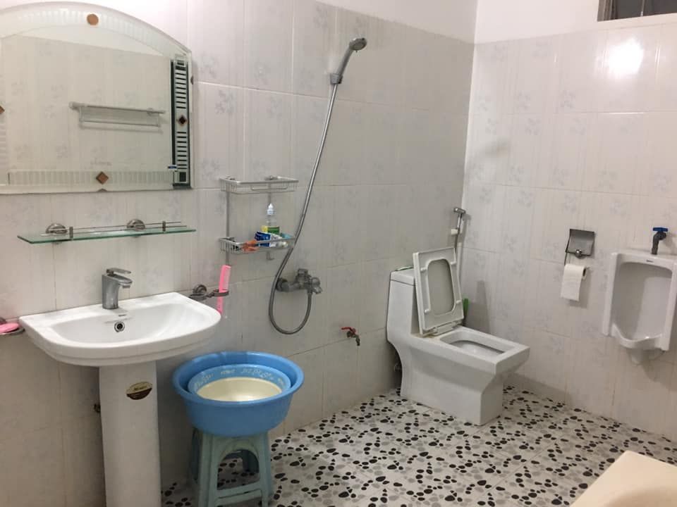 Mình có nhà cho thuê ở khai quang, gần chợ vina . Nhà 3 ngủ khép kín đủ đồ, y ảnh. Nhà có thể kd