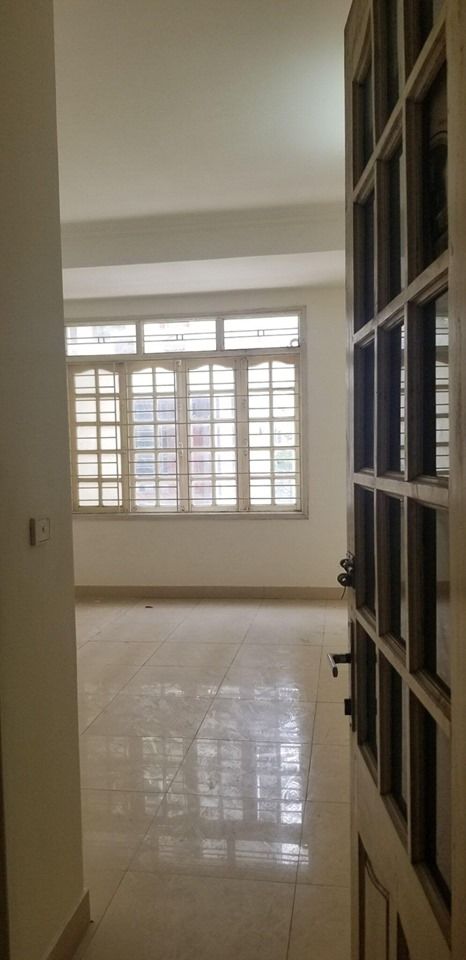 Cho thuê nhà tại Dương Khuê dt 60m2 * 5 tầng, nhà đầy đủ điều hòa, nóng lạnh, vỉa hè rộng, đỗ được.