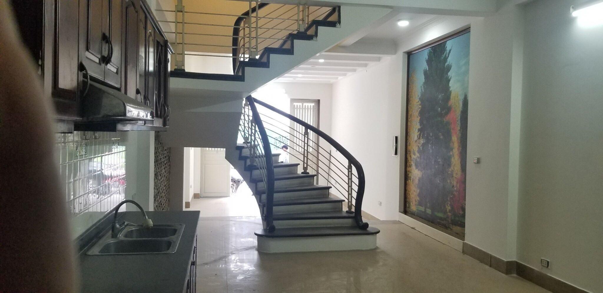 Cho thuê nhà tại Dương Khuê dt 60m2 * 5 tầng, nhà đầy đủ điều hòa, nóng lạnh, vỉa hè rộng, đỗ được.