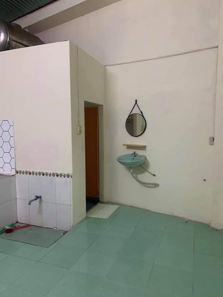 Chính chủ cần bán nhà hẻm oto 128 hoàng hoa thám, 5,3*25, hướng Tây nam: sân , phòng khách 2pn
