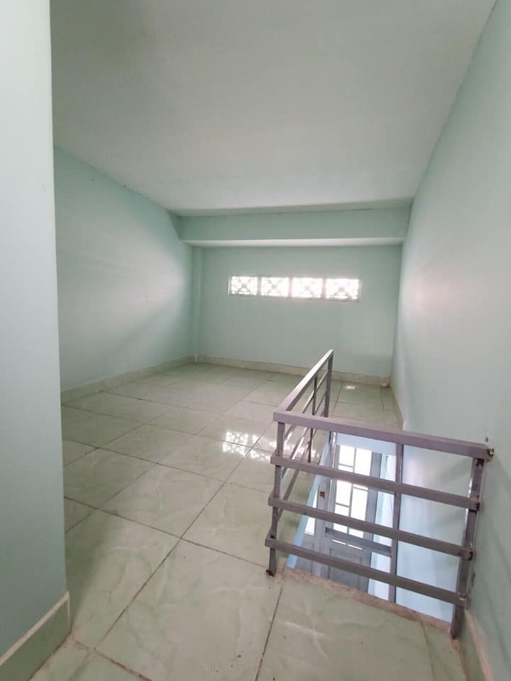 Nhà 1 trệt, 2 lầu, 2 phòng ngủ, 3 toilet, hẻm 4m, ấp 4, xã Đông Thạnh, Hóc Môn. SHC, có GPXD.