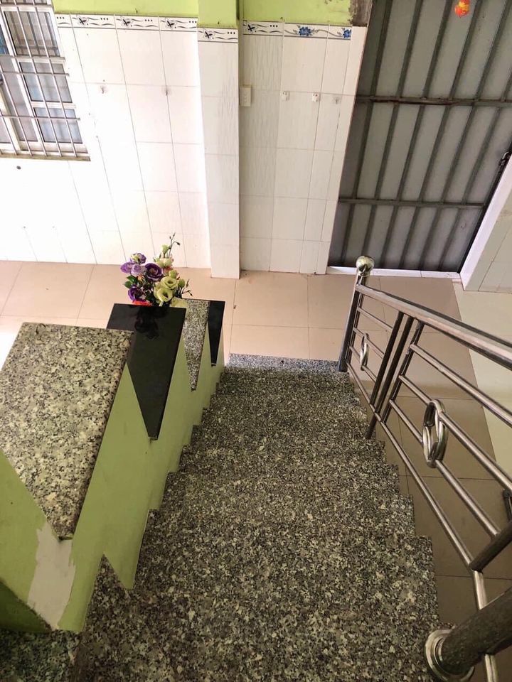 NHÀ 1 TRỆT 1 LẦU - HẺM CHỢ BÔNG SEN HÙNG VƯƠNG TPST Vị trí: Hẻm ngang Hồ Nước Ngọt