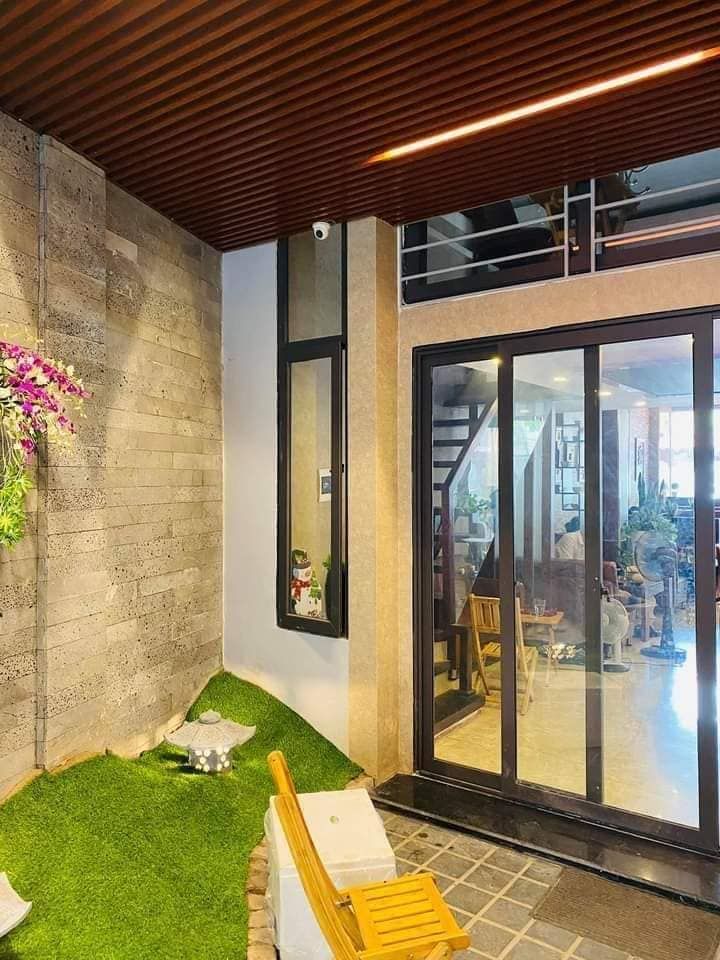 BÁN NHÀ VỊ TRÍ SÁNG HOẮC, MẶT PHỐ QUÁN SỨ HỒ GƯƠM DIỆN TÍCH 107m2.VỈA HÈ 5m