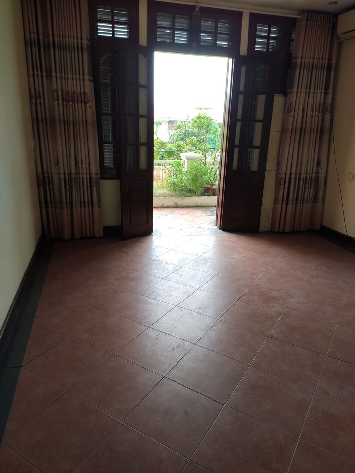 cần cho thuê nhà 4 tầng 60m2 1 sàn. nhà có 4 pn có sẵn điều hòa nóng lạnh ô tô đỗ cửa Hạ Long