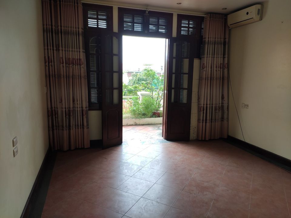 cần cho thuê nhà 4 tầng 60m2 1 sàn. nhà có 4 pn có sẵn điều hòa nóng lạnh ô tô đỗ cửa Hạ Long