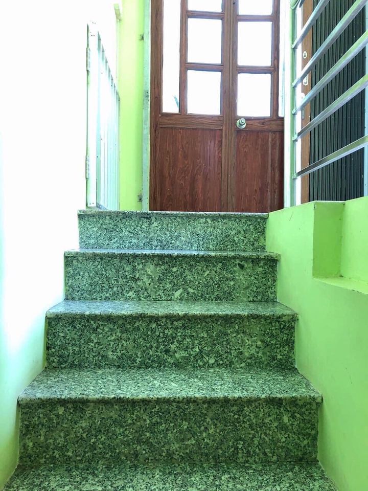 NHÀ 1 TRỆT 1 LẦU - HẺM CHỢ BÔNG SEN HÙNG VƯƠNG TPST Vị trí: Hẻm ngang Hồ Nước Ngọt