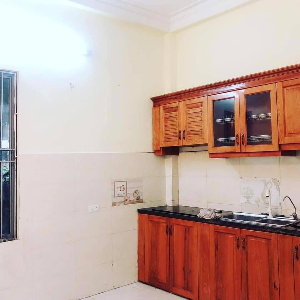 Cho thuê nhà riêng tại Thạch Bàn giá chốt 5tr. Gồm 3 tầng , 1 tum đầy đủ đồ 3 ngủ ,2 vệ sinh.