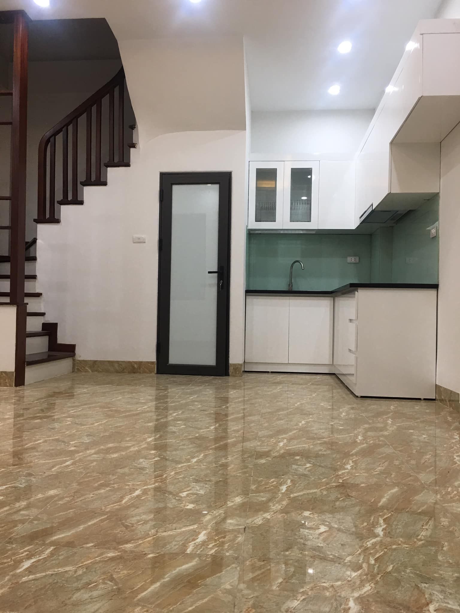 Tôi chính chủ Cho thuê nguyên căn mới koong 5 tầng ở ngõ 61 Phố trạm. Giá 7tr/thg