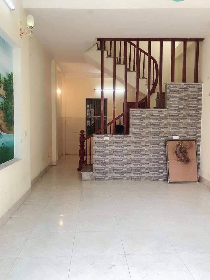 Cho thuê nhà riêng tại Thạch Bàn giá chốt 5tr. Gồm 3 tầng , 1 tum đầy đủ đồ 3 ngủ ,2 vệ sinh.