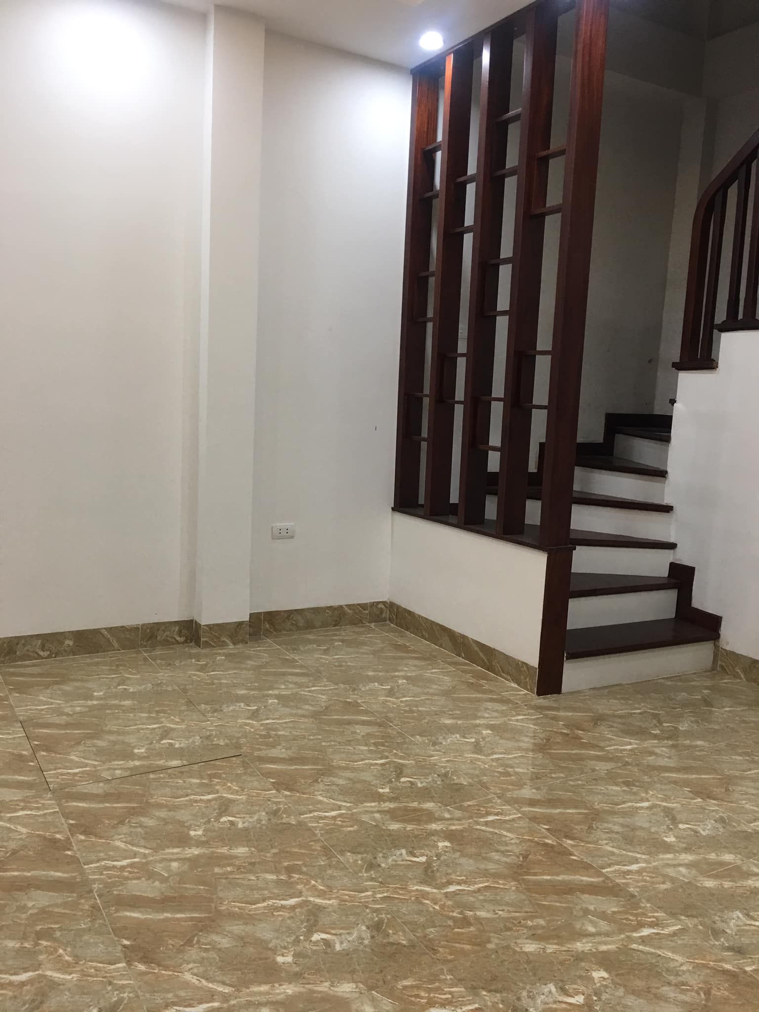 Tôi chính chủ Cho thuê nguyên căn mới koong 5 tầng ở ngõ 61 Phố trạm. Giá 7tr/thg