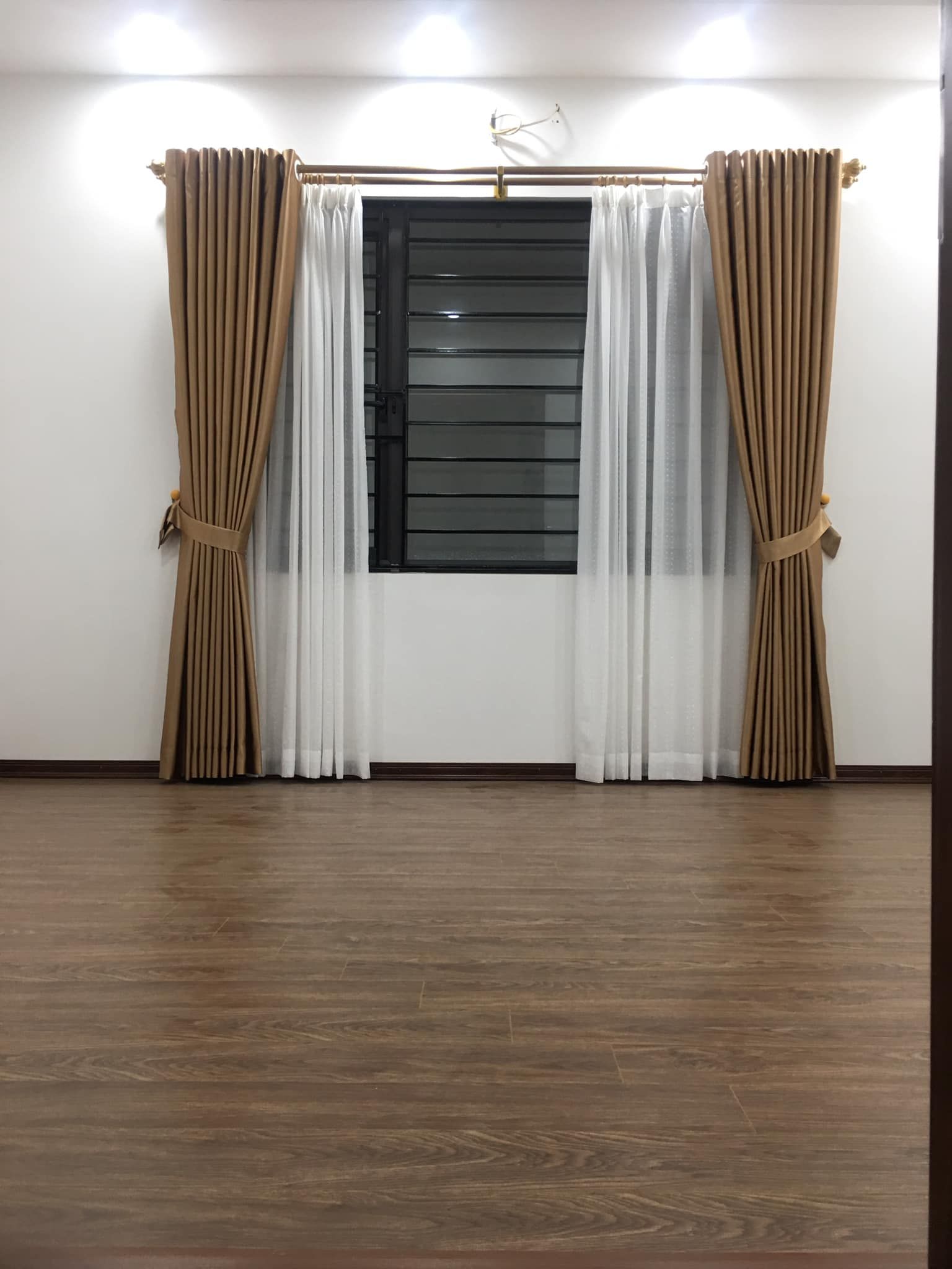 Tôi chính chủ Cho thuê nguyên căn mới koong 5 tầng ở ngõ 61 Phố trạm. Giá 7tr/thg