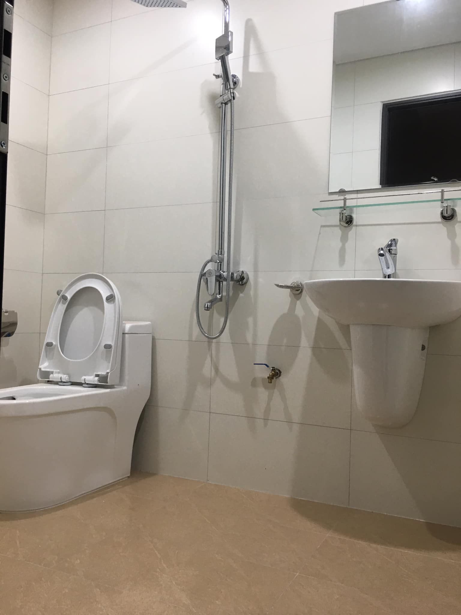 Tôi chính chủ Cho thuê nguyên căn mới koong 5 tầng ở ngõ 61 Phố trạm. Giá 7tr/thg