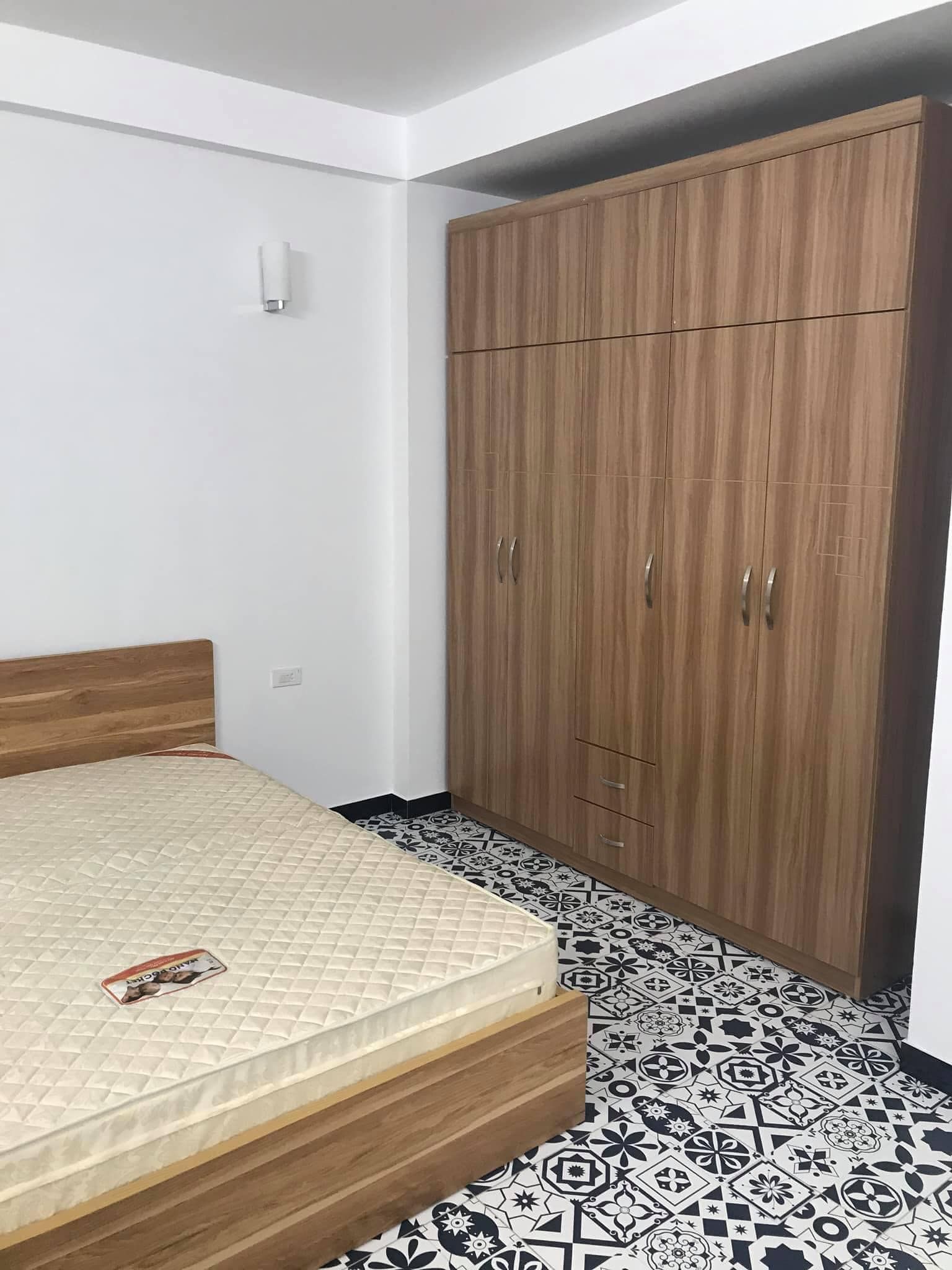 CHO THUÊ CCMN TẠI NGỌC THUỴ Diện Tích 21-26 m2 mỗi phòng đều có giường, bếp.
