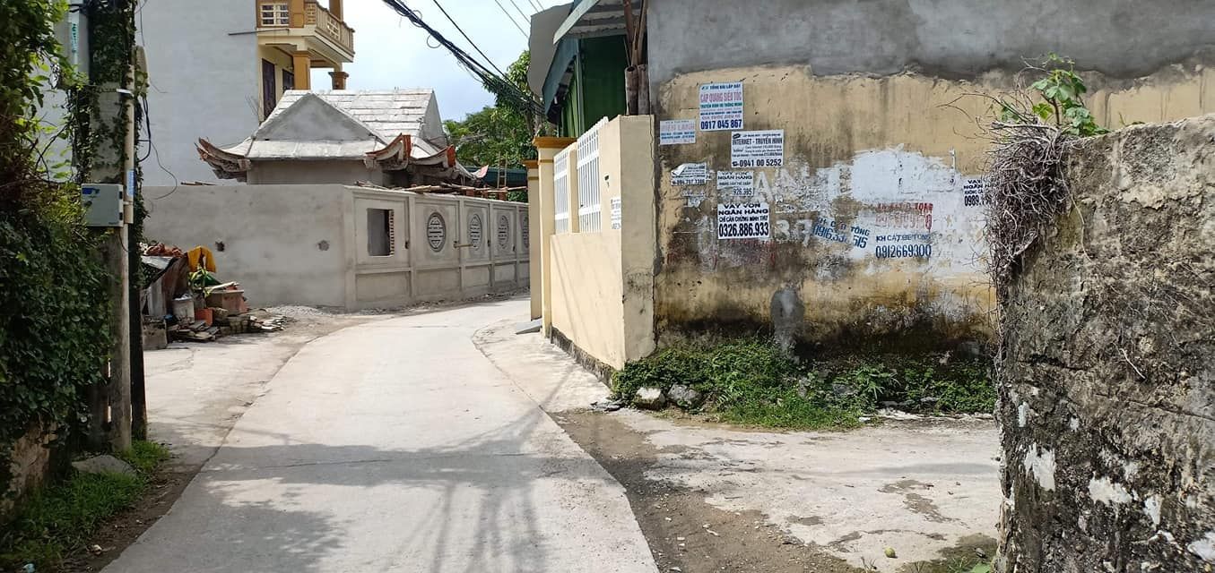 Bán lô đất 196m2.Diện tích 200m2 mà giá chưa tới 700 tr . RẺ QUÁ TRỜI. xóm Cộng . xã Đông Thịnh