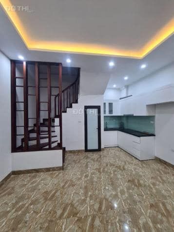 Tôi chính chủ Cho thuê nguyên căn mới koong 5 tầng ở ngõ 61 Phố trạm. Giá 7tr/thg