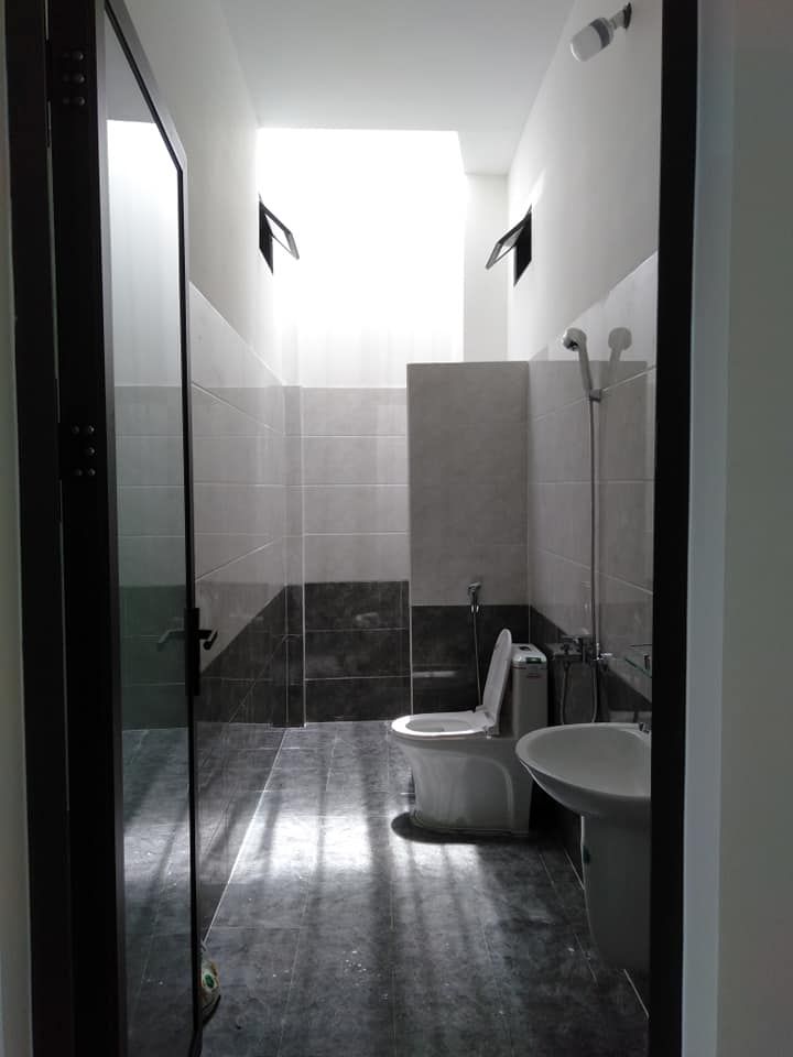 Bán nhà mới xây hẻm Phù Đổng. Nhà xây chắc chắn, không gian sinh hoạt hiện đại. Thiết kế đẹp