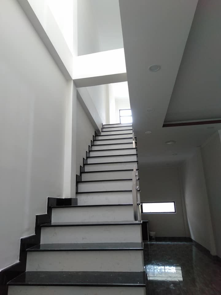 Bán nhà mới xây hẻm Phù Đổng. Nhà xây chắc chắn, không gian sinh hoạt hiện đại. Thiết kế đẹp