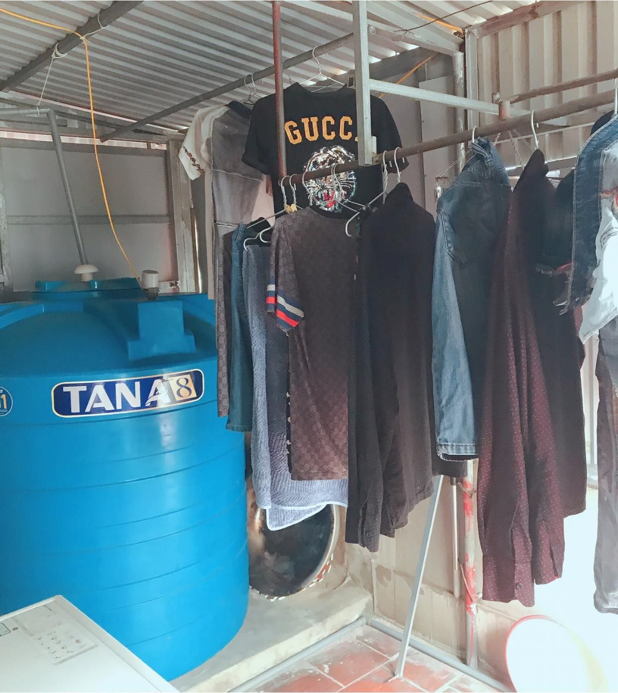 Gia đình Cần Bán Gấp Ngôi Nhà 3 Tầng mới xây được ít năm. Địa chỉ quất tỉnh , xã quất động