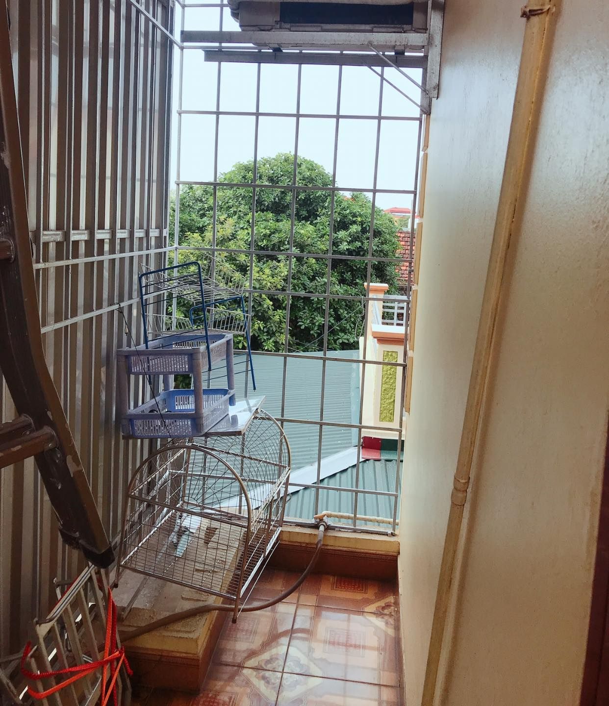 Gia đình Cần Bán Gấp Ngôi Nhà 3 Tầng mới xây được ít năm. Địa chỉ quất tỉnh , xã quất động