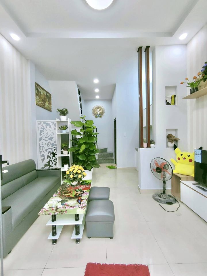 Cần bán gấp nhà 1 lầu đối diện UBND xã Hưng Long. 780tr - Diện tích : 4x10m - Nhà 1 trệt 1 lầu