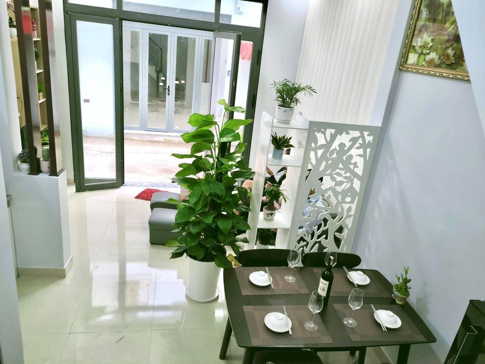 Cần bán gấp nhà 1 lầu đối diện UBND xã Hưng Long. 780tr - Diện tích : 4x10m - Nhà 1 trệt 1 lầu